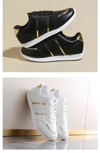 Dettaglio macro di sneakers casual da donna in bianco e nero con accenti dorati.