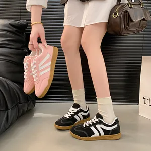 Baskets rétro T-German pour femmes en coloris rose et noir avec semelles en gomme.