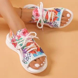 Vue détaillée des sandales de sport à fleurs en maille avec semelles blanches et lacets