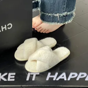Comode pantofole in peluche bianco con cinturino a incrocio per donna, pelliccia calda