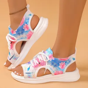 Détail des sandales de sport fleuries pour femmes avec semelle souple blanche et design ajouré