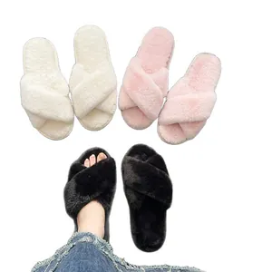 Comode pantofole da donna in ecopelliccia con cinturino incrociato in bianco rosa e nero