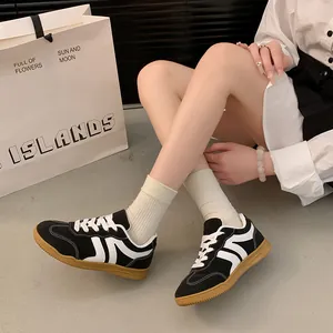 Baskets rétro style German Army Trainers pour femmes en noir et blanc avec semelle en gomme
