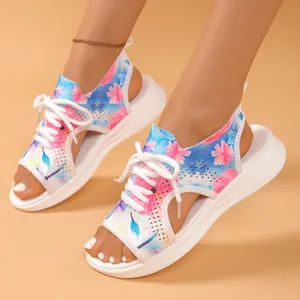 Gros plan du motif floral en tricot sur les sandales de sport à semelle blanche