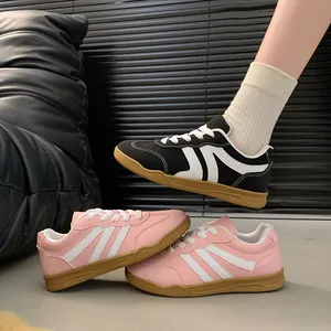 Baskets vintage pour femmes en rose et noir présentées dans un cadre moderne