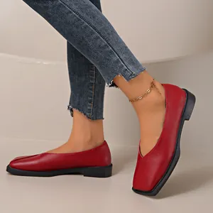 Vista detallada de zapatos planos rojos con punta cuadrada y cuello en V con tobillera