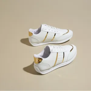 Scarpe da ginnastica bianche da donna con eleganti strisce dorate e ecopelle traspirante