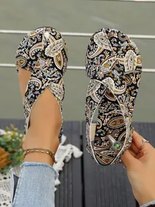 Detailed view of women's boho paisley print flat toe-loop sandals in ethnic style