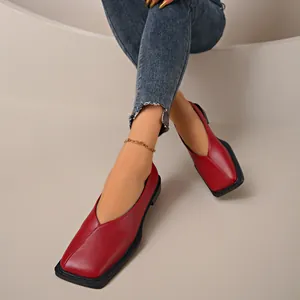 Primer plano de zapatos planos rojos con punta cuadrada y cuello en V de estilo francés retro
