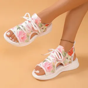 Gros plan de sandales de sport fleuries en Fly-Woven avec design creux et semelle souple