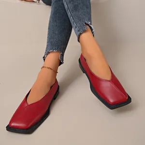 Detalle de zapatos planos rojos con punta cuadrada y escote en V de estilo retro francés