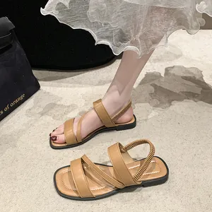 Detailansicht der flachen Retro-Sandalen in Camel mit elastischem Fersenriemen