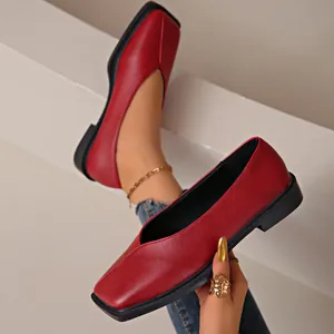 Detalle de bailarinas retro rojas de estilo francés con punta cuadrada y corte V