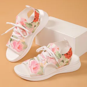 Détail montrant la tige en tricot floral et la semelle souple épaisse des sandales