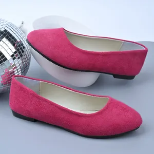 Dettaglio delle ballerine in camoscio rosa vibrante in un moderno set da studio con specchio.