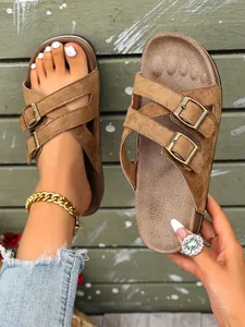 Detailansicht brauner Wildleder-Plateausandalen mit verstellbaren Metallschnallen
