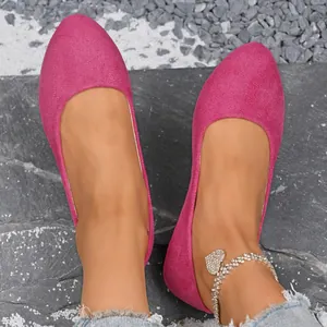 Vista dettagliata della texture delle ballerine a punta in camoscio fucsia da donna