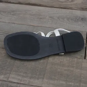 Vue détaillée de la semelle antidérapante noire de ces sandales plates tendance pour femmes