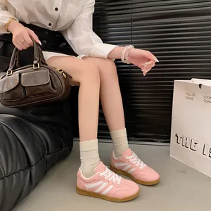 Chaussures d'entraînement allemandes rose et blanc avec semelle rétro en gomme