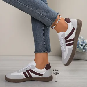 Close-up showing the 3.0cm flat sole height of stylish color-block sneakers for women