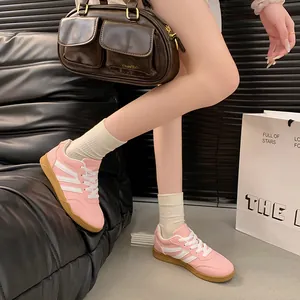 Baskets rétro roses et blanches pour femmes dans un décor de style de vie élégant.