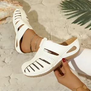 Elegante weiße, hohl ausgearbeitete Pantoletten für Damen im Strandurlaubsstil