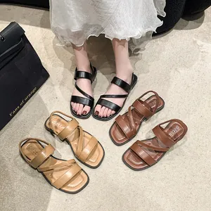 Stylische Damen Sandalen mit Riemchen in Schwarz, Braun und Beige an einem Modell gezeigt.