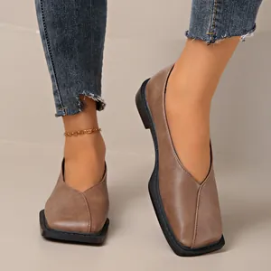 Primer plano de zapatos franceses vintage marrón con punta cuadrada y diseño escote en V