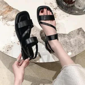 Schwarze flache Retro-Sandalen mit elastischem Riemen und eckiger Spitze für Strand