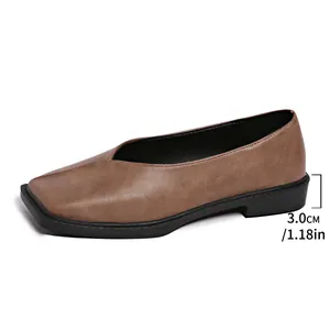 Vista detallada de zapatos planos marrones con punta cuadrada y tacón de 3,0 cm de altura