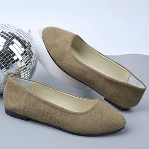 Vista dettagliata delle scarpe basse in camoscio kaki da donna con finitura scamosciata