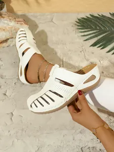 Detailaufnahme von stylischen weißen flachen Mules für Damen im Strand-Resort-Stil.