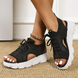 Stylische schwarze Fly-Knit-Plateausandalen für Damen mit Schnürung und Zehenöffnung
