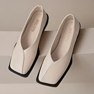 Primer plano de bailarinas beige con punta cuadrada y elegante diseño de escote en V