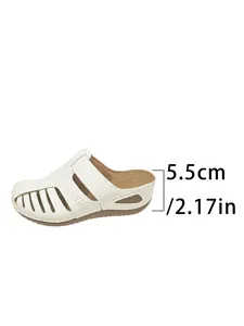 Detailansicht der 5,5 cm Absatzhöhe bei weißen, perforierten Damen-Komfort-Mules.