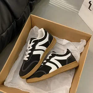 Baskets classiques pour femmes, noir et blanc, style allemand, dans une boîte en kraft