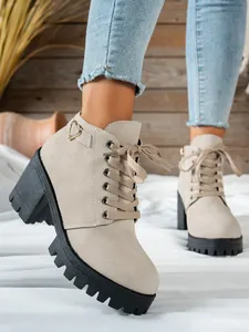 Stivaletti beige in stile britannico con tacco largo, lacci e fibbia a forma di cuore