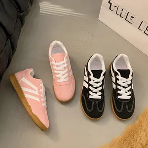 Baskets rétro de style German Army Trainer pour femmes en rose et noir avec semelle gomme