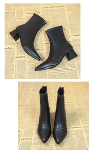 Nahaufnahme von schicken schwarzen Stiefeletten mit Blockabsatz und Reißverschluss-Design.