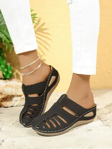 Detailansicht schwarzer Damen-Mules mit weißen Nähten an den Füßen des Models