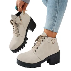 Eleganti stivaletti beige da donna con tacco largo, lacci e cerniera lampo laterale