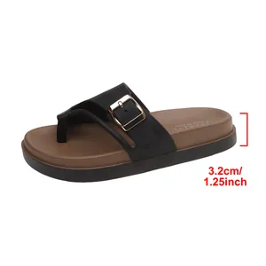 Close-up detail of a 3.2cm platform sole on these comfortable black women's flip-flop slippers