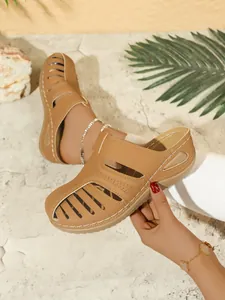 Detail von Damen Mules in Khaki mit Lochmuster für den Strandurlaub am Meer.