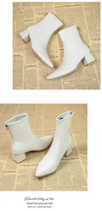Seiten- und Draufsicht auf weiße, spitze Stiefeletten mit Blockabsatz im Detail