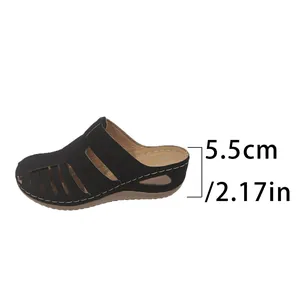 Detailansicht schwarzer geschlossener Mules für Damen mit 5,5 cm Absatzhöhenmessung