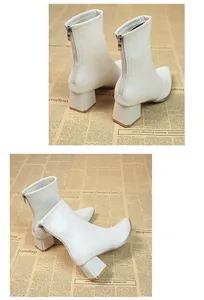 Detailansicht der stylischen weißen Stiefeletten mit Blockabsatz und Reißverschluss