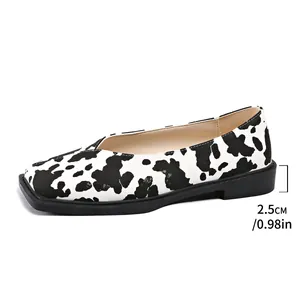 Detalle de zapato plano con estampado de vaca, punta cuadrada, tacón de 2,5 cm