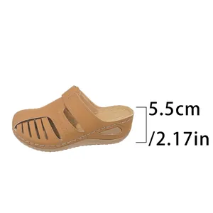 Detailansicht der braunen Manto-Sandalette mit 5,5 cm Keilabsatzhöhe.