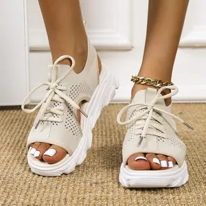 Vista detallada de las sandalias de plataforma beige en flyknit con cordones y punta abierta