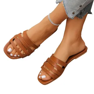 Elegante braune flache Damen-Sandalen mit offenem Zehenbereich und Dreifachriemen